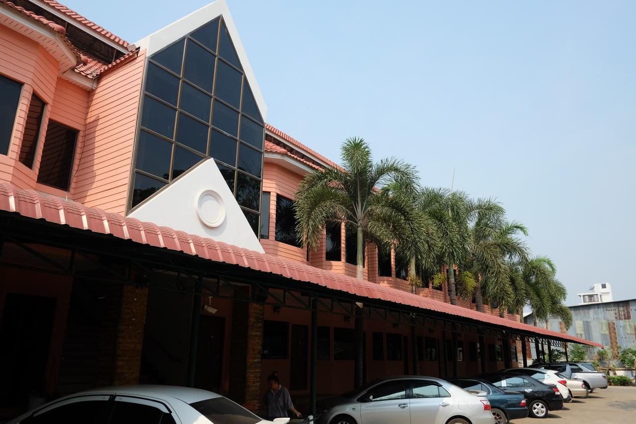 Bansuan Resort Nakhon Sawan Eksteriør bilde